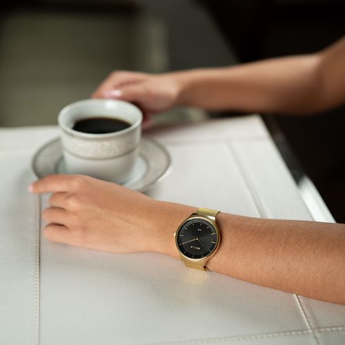Relógio Feminino Dourado Malha de Aço Mostrador Preto