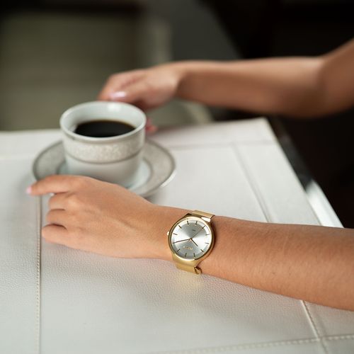 Relógio Feminino Dourado Malha de Aço Mostrador Prata